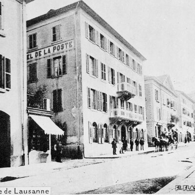Rue de Lausanne et l’hôtel de la Poste, vers 1900 © Archives de la Ville de Sion