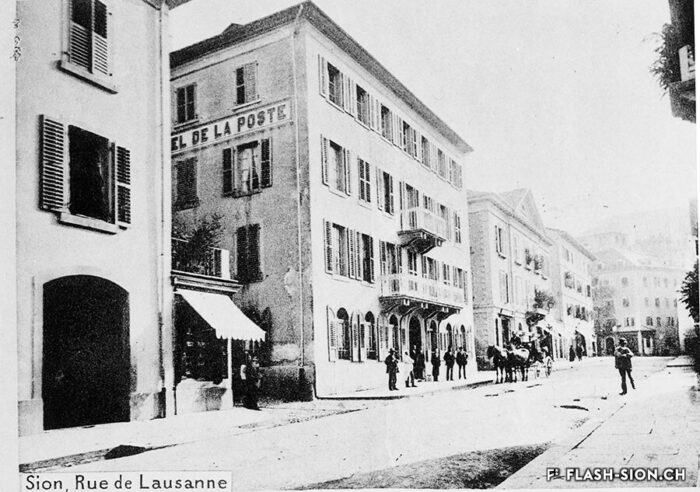 Rue de Lausanne et l’hôtel de la Poste, vers 1900 © Archives de la Ville de Sion