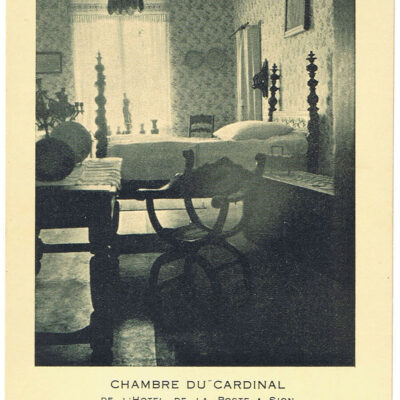 Carte postale de l’Hôtel de la Poste, chambre du cardinal, 1920-1925 © Archives de la Ville de Sion