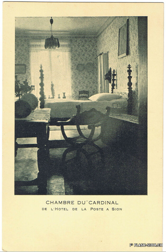 Carte postale de l’Hôtel de la Poste, chambre du cardinal, 1920-1925 © Archives de la Ville de Sion