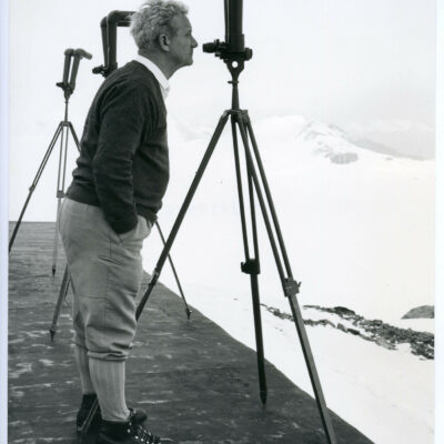 Roger Bonvin en observation dans le cadre d’un cours alpin, vers 1960 © AMF, Archives de la Ville de Sion – dépôt Charlotte et Monique Bonvin