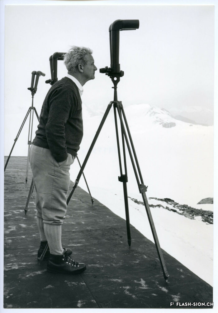 Roger Bonvin en observation dans le cadre d’un cours alpin, vers 1960 © AMF, Archives de la Ville de Sion – dépôt Charlotte et Monique Bonvin