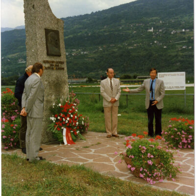 Inauguration de la stèle Hermann Geiger à l’aéroport de Sion, 1986 © Archives de la Ville de Sion