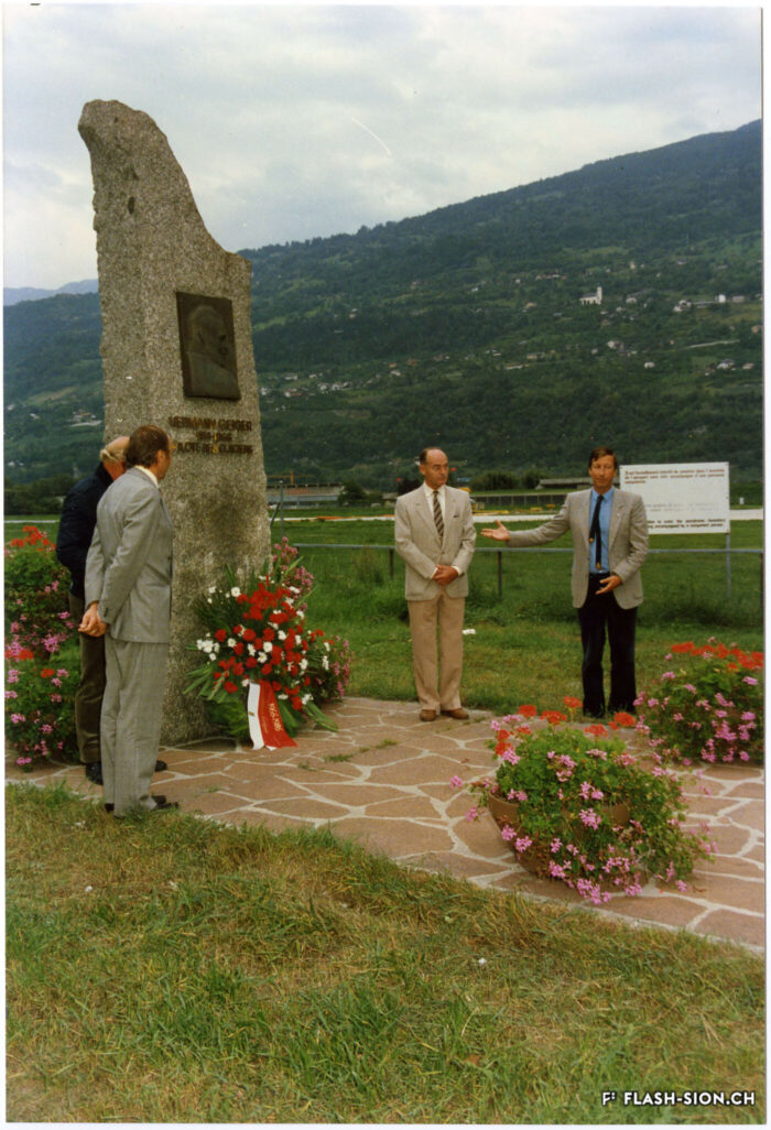 Inauguration de la stèle Hermann Geiger à l’aéroport de Sion, 1986 © Archives de la Ville de Sion