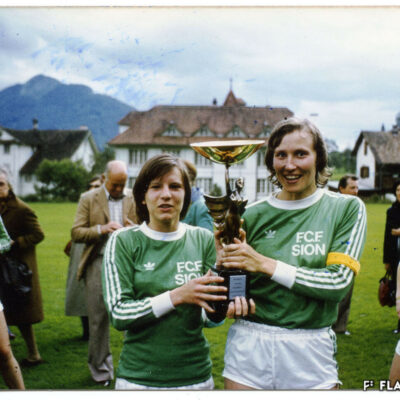 Christine Lafelly et Madeleine Boll. Victoire à Bulle de l’équipe féminine du FC Sion, Champion Suisse, saison 1976-1977 © archives personnelles de Madeleine Boll