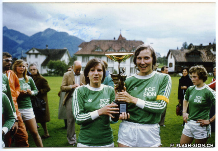 Christine Lafelly et Madeleine Boll. Victoire à Bulle de l’équipe féminine du FC Sion, Champion Suisse, saison 1976-1977 © archives personnelles de Madeleine Boll