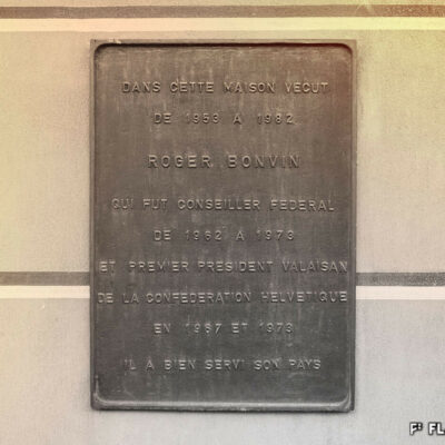 Plaque commémorative sur la maison où vécut Roger Bonvin, 2018 © Pentamedia, Archives de la Ville de Sion