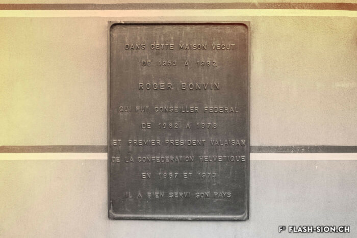 Plaque commémorative sur la maison où vécut Roger Bonvin, 2018 © Pentamedia, Archives de la Ville de Sion