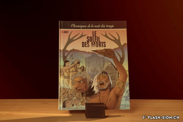 Illustration des stèles découvertes sur le site archéologique du Petit-Chasseur au travers de la bande-dessinée « Le soleil des morts », 1992 © Pentamedia, André Houot & Alain Gallay – Editions du Lombard, Bruxelles