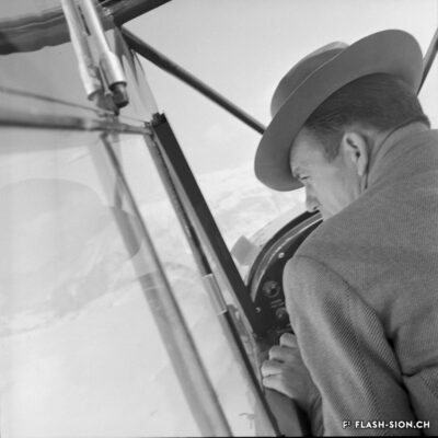 Hermann Geiger aux commandes de son Piper Super Cub, 1955 © Joseph Couchepin, Médiathèque Valais – Martigny