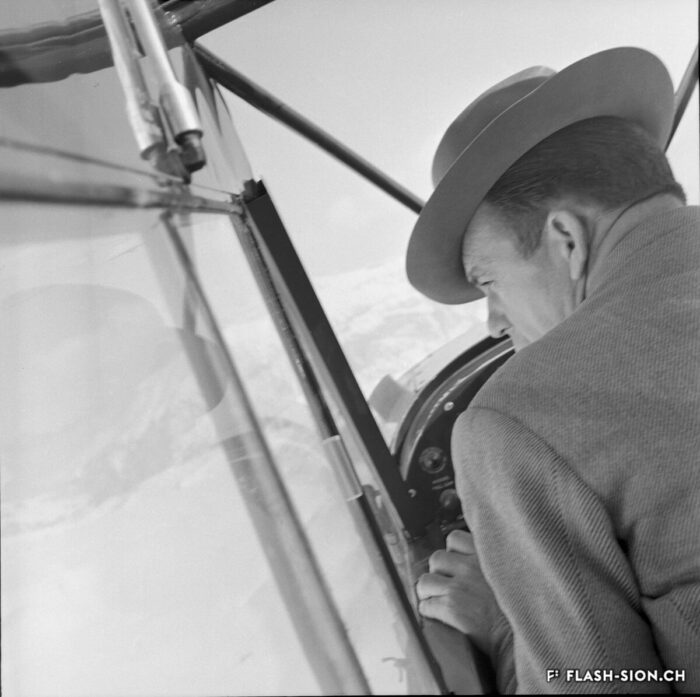 Hermann Geiger aux commandes de son Piper Super Cub, 1955 © Joseph Couchepin, Médiathèque Valais – Martigny