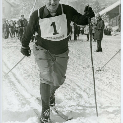 Le parlementaire fédéral Roger Bonvin dans une épreuve de ski à St-Moritz, 1960 © ASL, Archives de la Ville de Sion – dépôt Charlotte et Monique Bonvin