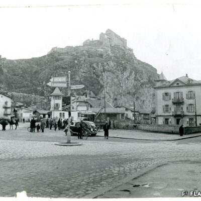 La place du Midi juste avant la construction du futur bâtiment « Les Rochers », vers 1935 © Archives de la Ville de Sion