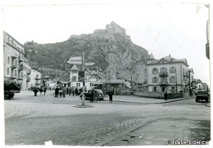 La place du Midi juste avant la construction du futur bâtiment « Les Rochers », vers 1935 © Archives de la Ville de Sion