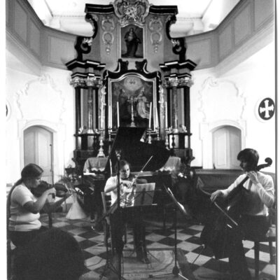 Madeleine Carruzzo, 1er violon, Anne-Marie Hutter, Françoise Deléglise lors de la cérémonie de remise du Prix de la Ville de Sion au chanoine Evéquoz © Archives de la Ville de Sion