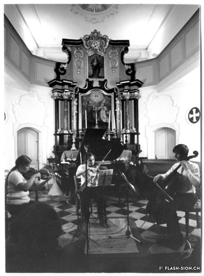 Madeleine Carruzzo, 1er violon, Anne-Marie Hutter, Françoise Deléglise lors de la cérémonie de remise du Prix de la Ville de Sion au chanoine Evéquoz © Archives de la Ville de Sion