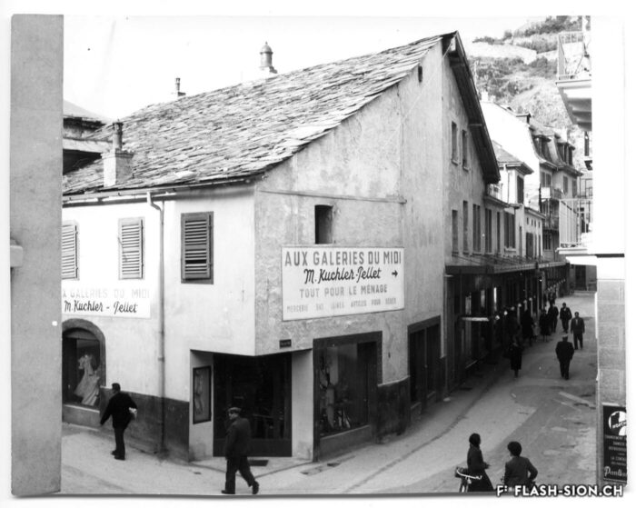 Aux galeries du Midi, M. Kuchler-Pellet, vers 1955 © G. Métrailler-Borlat, Archives de la Ville de Sion