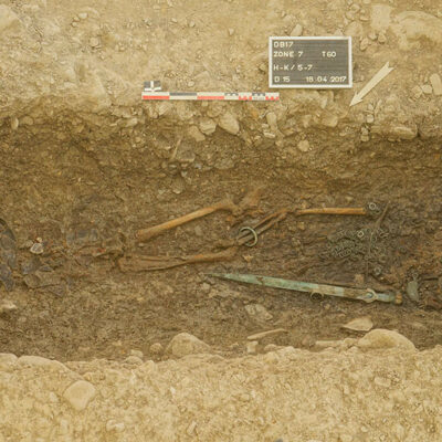 Tombe d’un guerrier découverte sur le site de Don Bosco, 2017 © Grammetry.com SA, Chamoson