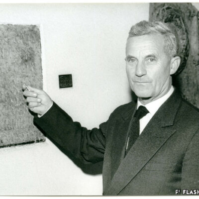 Roger Bonvin dans le vestibule de l’Hôtel de Ville, devant l’inscription d’Asclépiodote, 1962 © PhotoPress AG Zurich, Keystone, Archives de la Ville de Sion – dépôt Charlotte et Monique Bonvin