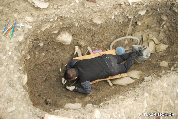 Tombe en cours de fouille, 2017 © ARIA SA, Sion