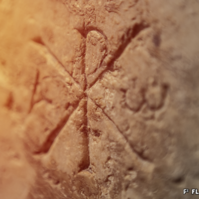Détail de l’inscription, le chrisme, symbole du Christ, 2018 © Pentamedia, Archives de la Ville de Sion