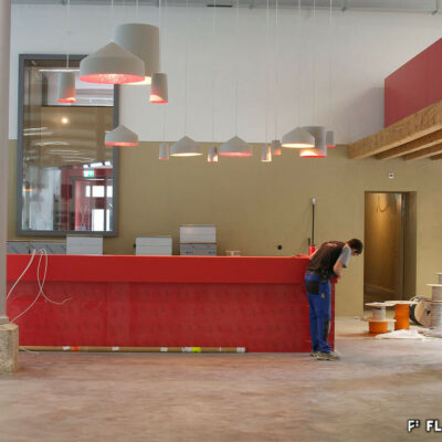 Finalisation du bar du restaurant « Le trait d’union », 2014 © Grégoire Favre, Médiathèque Valais – Sion