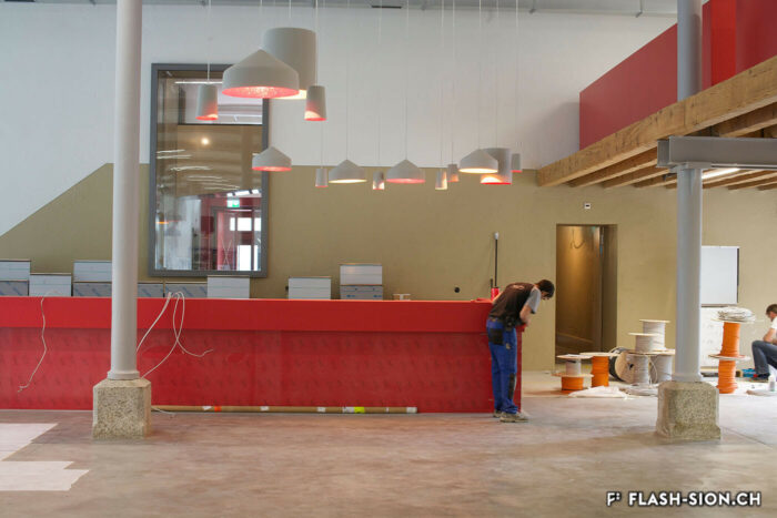 Finalisation du bar du restaurant « Le trait d’union », 2014 © Grégoire Favre, Médiathèque Valais – Sion