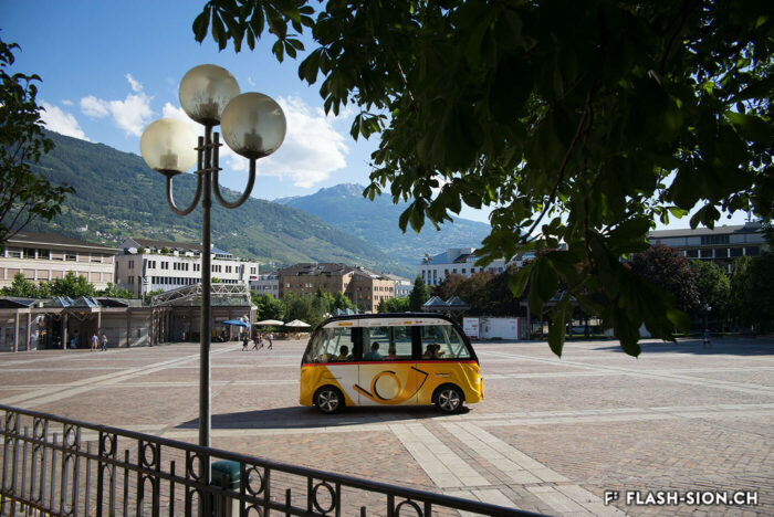 Navette SmartShuttle sur la place de la Planta, 2017 © Claude Coeudevez, Archives de la Ville de Sion