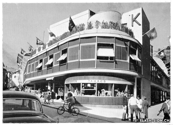 Les « nouveaux » Magasins Kuchler-Pellet, réalisés entre 1961 et 1963 par les architectes André Perraudin & Jean Suter, 1964 © G. Métrailler-Borlat, Archives de la Ville de Sion