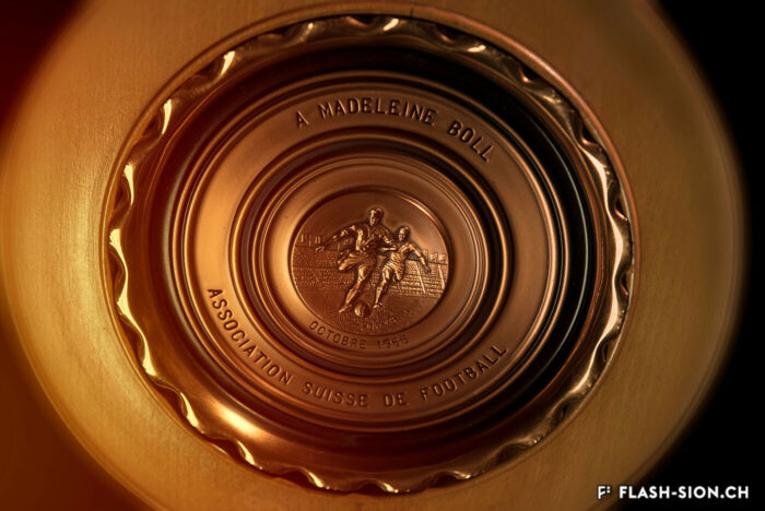Cadeau-souvenir offert par l’ASF (Association suisse de football) à Madeleine suite au retrait de sa licence, 1965 © Pentamedia, archives personnelles de Madeleine Boll