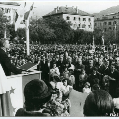 Discours de Roger Bonvin sur la place de la Planta suite à son élection en tant que conseiller fédéral, 1962 © Archives de la Ville de Sion – dépôt Charlotte et Monique Bonvin
