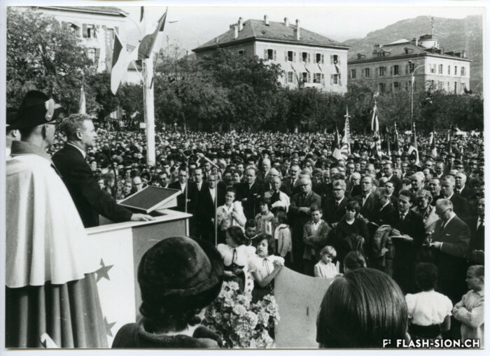 Discours de Roger Bonvin sur la place de la Planta suite à son élection en tant que conseiller fédéral, 1962 © Archives de la Ville de Sion – dépôt Charlotte et Monique Bonvin