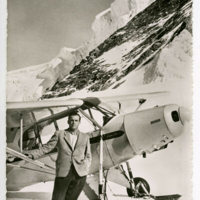 Hermann Geiger devant son Piper Super Cub, carte postale dédicacée, non datée © Archives de la Ville de Sion