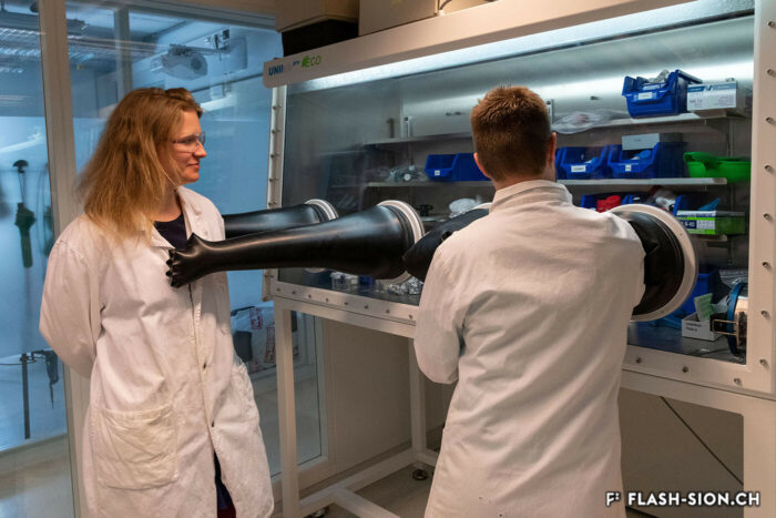 Travail des composants en atmosphère contrôlée par la Professeure Queen, 2018 © Marie-Thé et Etienne Roux, EPFL Valais Wallis