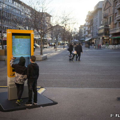 Borne d’information des navettes SmartShuttle à la place du Midi, 2017 © Claude Coeudevez, Archives de la Ville de Sion