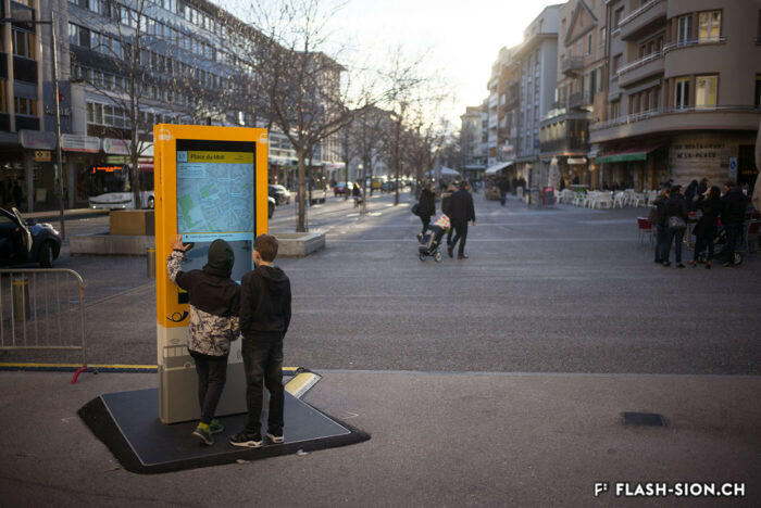 Borne d’information des navettes SmartShuttle à la place du Midi, 2017 © Claude Coeudevez, Archives de la Ville de Sion