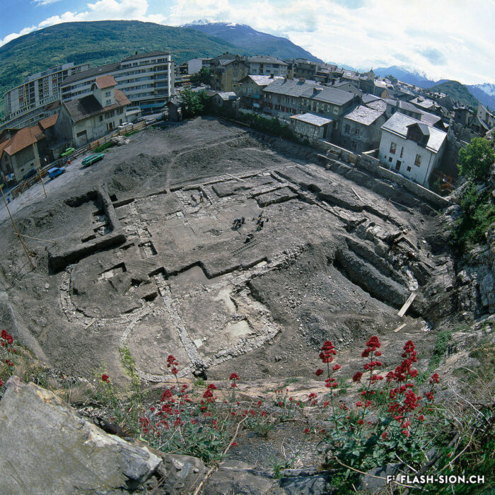 L’introduction du Christianisme à Sion est également témoignée par la basilique funéraire de Sous-le-Scex, datant probablement de la même période que l’inscription d’Asclépiodote, 1984 © Heinz Preisig, Archives de la Ville de Sion