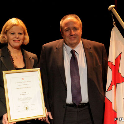 Remise du Prix de la Ville de Sion à Madeleine Carruzzo par Marcel Maurer, ancien président de Sion, 2012 © Caroline Oberkampff