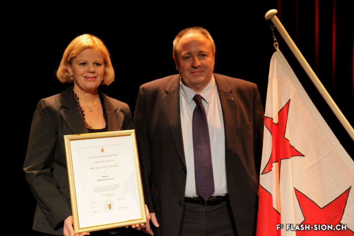 Remise du Prix de la Ville de Sion à Madeleine Carruzzo par Marcel Maurer, ancien président de Sion, 2012 © Caroline Oberkampff