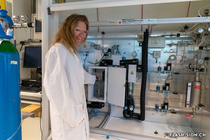 Test de capture du dioxyde de carbone par la Professeure Queen, 2018 © Marie-Thé et Etienne Roux, EPFL Valais Wallis