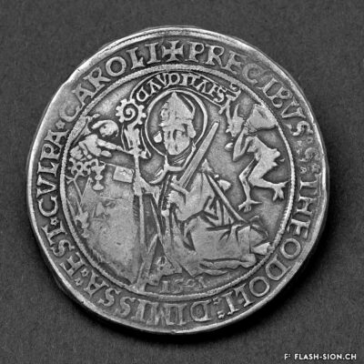 Double-thaler en argent frappé par l’évêque Mathieu Schiner, représentant la messe dite « de saint Théodule », 1501 © Musées cantonaux du Valais - Jean-Yves Glassey, Musée d’histoire du Valais, Cabinet de numismatique