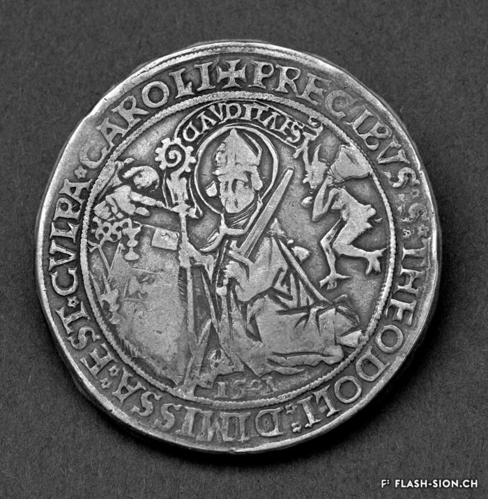 Double-thaler en argent frappé par l’évêque Mathieu Schiner, représentant la messe dite « de saint Théodule », 1501 © Musées cantonaux du Valais - Jean-Yves Glassey, Musée d’histoire du Valais, Cabinet de numismatique
