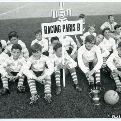 Madeleine Boll lors du Tournoi des Ecoliers de Lausanne, avec son équipe au nom prestigieux « Racing Club Paris B », 1966 © ASL, archives personnelles de Madeleine Boll