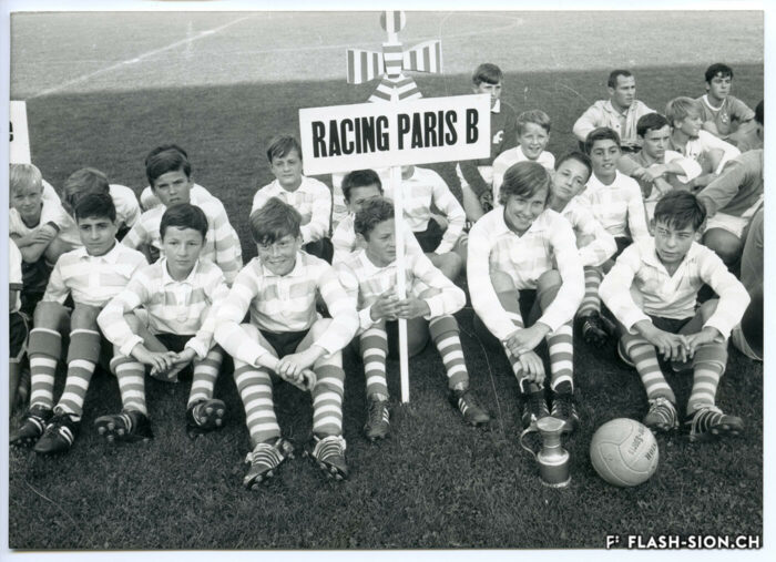 Madeleine Boll lors du Tournoi des Ecoliers de Lausanne, avec son équipe au nom prestigieux « Racing Club Paris B », 1966 © ASL, archives personnelles de Madeleine Boll