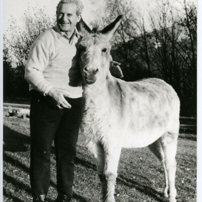 Roger Bonvin et l’âne de sa fille Monique, vers 1965 © ASL, Archives de la Ville de Sion – dépôt Charlotte et Monique Bonvin