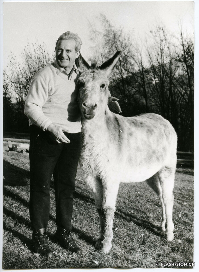 Roger Bonvin et l’âne de sa fille Monique, vers 1965 © ASL, Archives de la Ville de Sion – dépôt Charlotte et Monique Bonvin