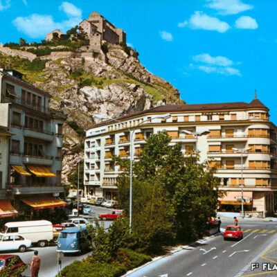 La place du Midi, vers 1970 © Ed. Jubin – Vétroz, Collection Schmid – Bourgeoisie de Sion