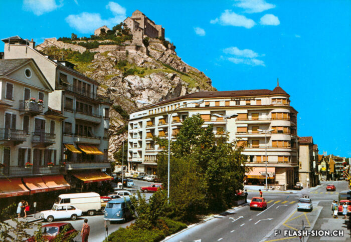 La place du Midi, vers 1970 © Ed. Jubin – Vétroz, Collection Schmid – Bourgeoisie de Sion