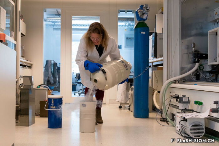 Utilisation d’azote liquide dans l’étude de la porosité des structures organométalliques (MOF), par exemple pour le nettoyage de l’eau, 2018 © Marie-Thé et Etienne Roux, EPFL Valais Wallis