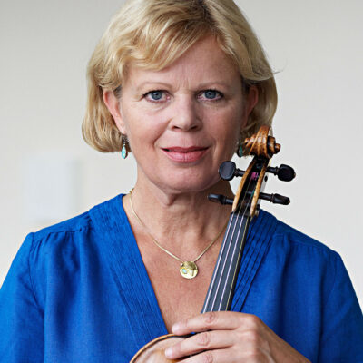 Madeleine Carruzzo et son violon, 2012 © Michel Bonvin